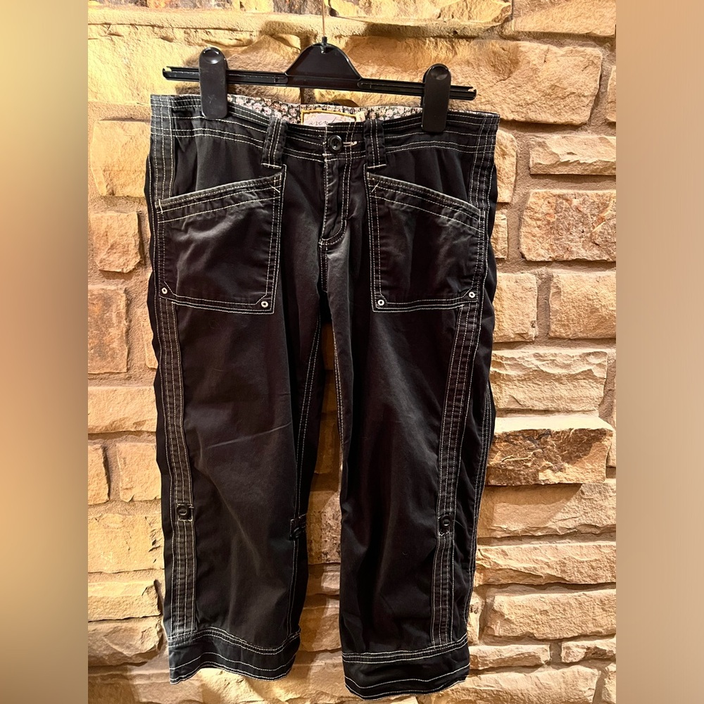 Aventura black capri pants size 6